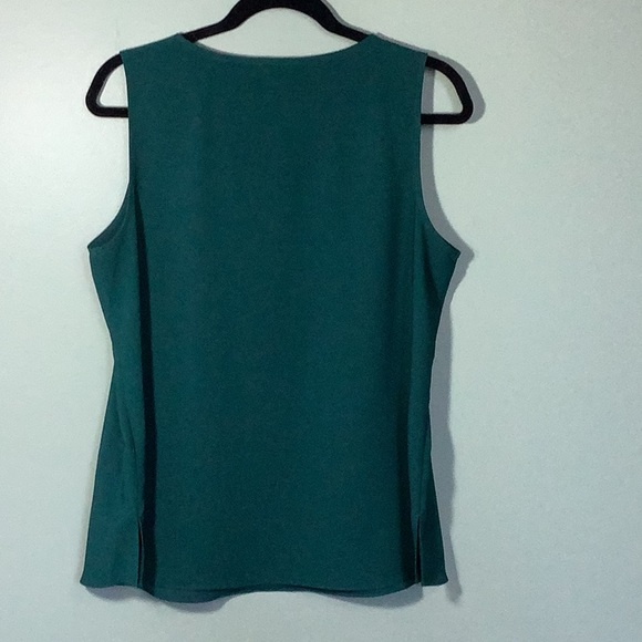 Laura Elegant Sleeveless Soft Vneck top with sequin accent Size 10 - Picture 4 of 8